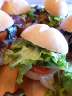 Una foto de Minihamburgesas de pollo o carne