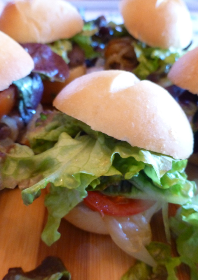 Una foto de Minihamburgesas de pollo o carne