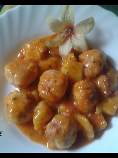 Una foto de Albondigas de pollo con patatas