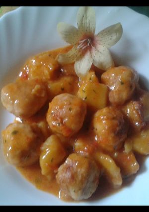 Una foto de Albondigas de pollo con patatas