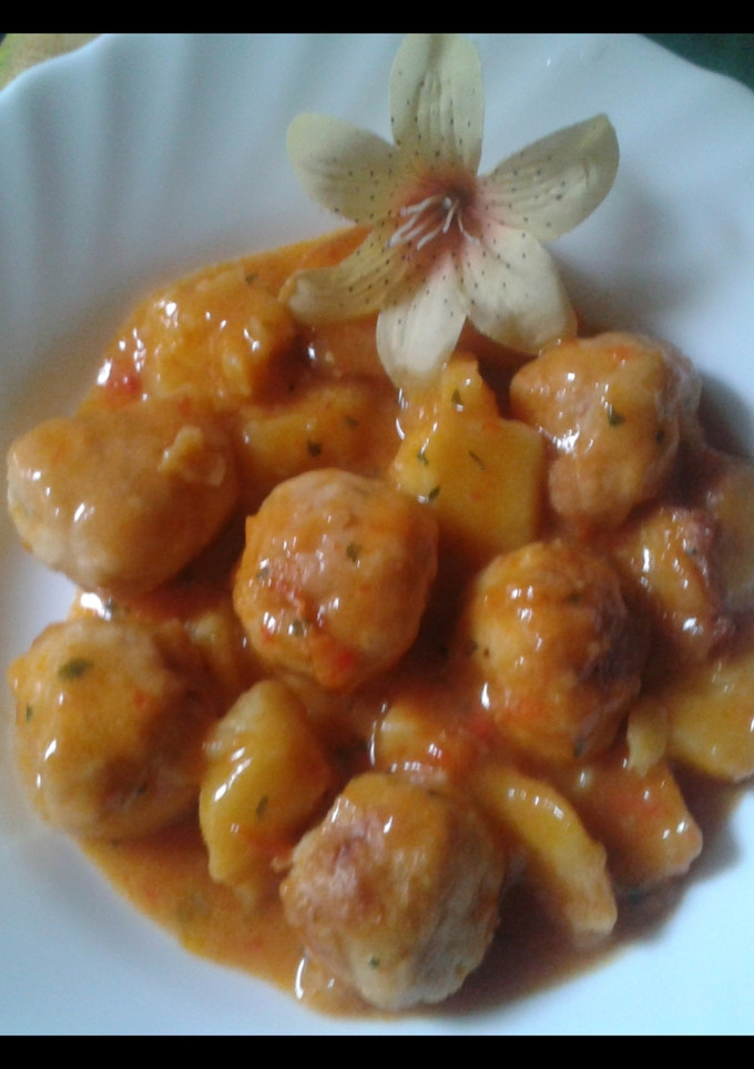 Una foto de Albondigas de pollo con patatas
