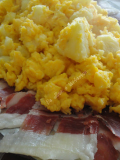 Una foto de Revuelto de patatas con jamón