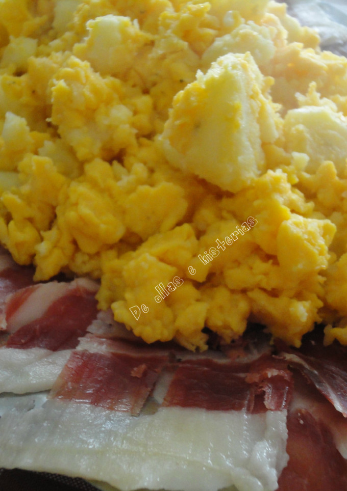 Una foto de Revuelto de patatas con jamón