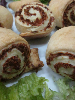 Una foto de Rollitos de hojaldre con queso rallado