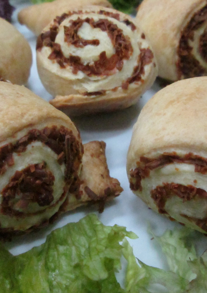 Una foto de Rollitos de hojaldre con queso rallado