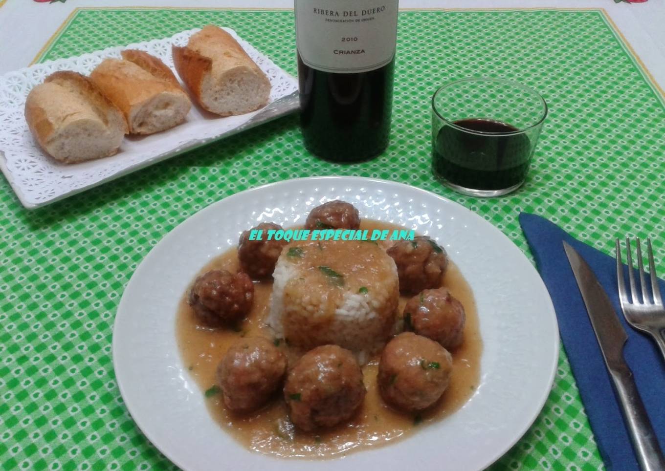 Albóndigas en salsa de cebolla con arroz