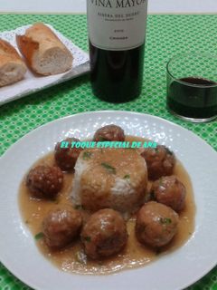 Una foto de Albóndigas en salsa de cebolla con arroz