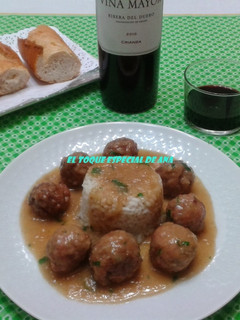 Una foto de Albóndigas en salsa de cebolla con arroz