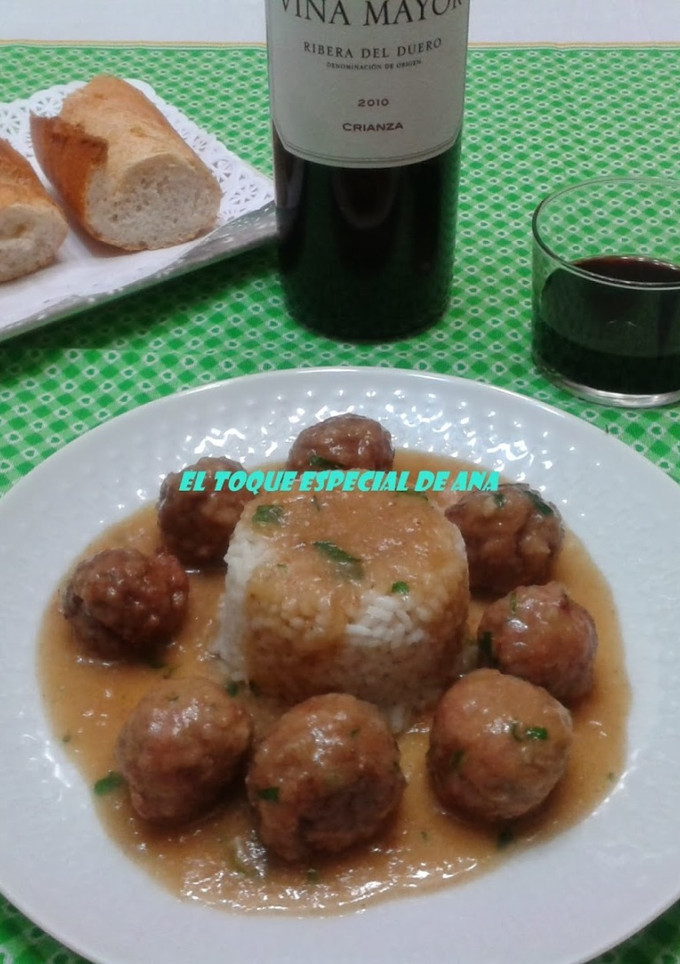 Una foto de Albóndigas en salsa de cebolla con arroz