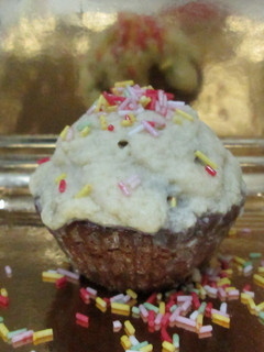 Una foto de Cupcake de cacao con baño de chocolate blanco