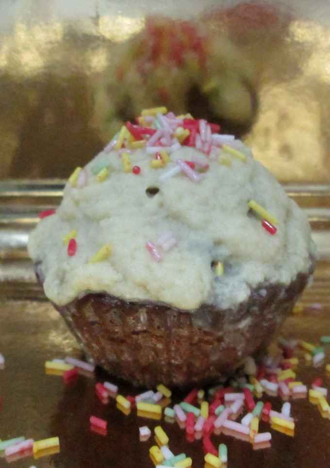 Una foto de Cupcake de cacao con baño de chocolate blanco