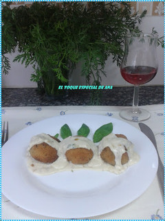 Foto principal de Albóndigas de calabaza con atún y salsa de queso
