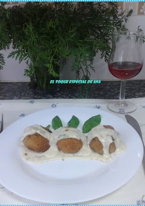 Una foto de Albóndigas de calabaza con atún y salsa de queso