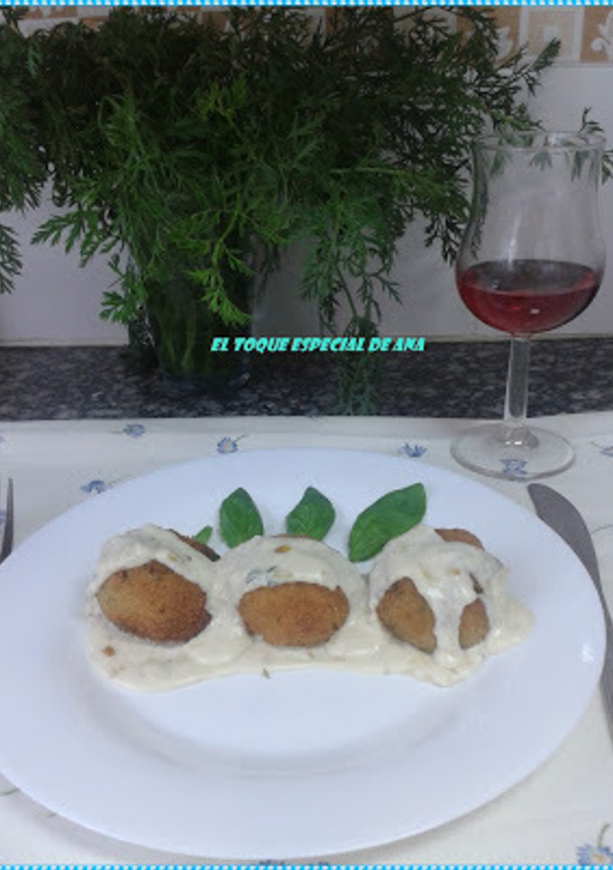 Una foto de Albóndigas de calabaza con atún y salsa de queso