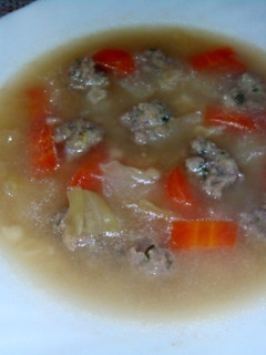 Una foto de sopa de albondiguilla