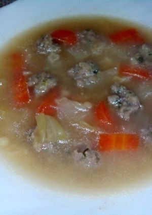 Una foto de sopa de albondiguilla