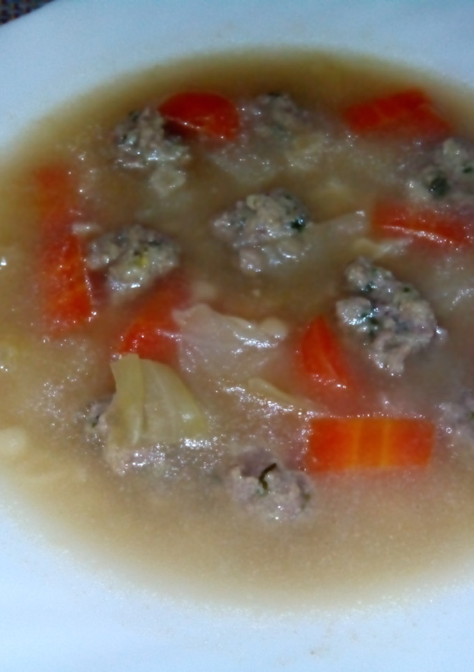 Una foto de sopa de albondiguilla