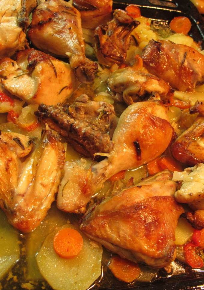 Una foto de Pollo asado con patatas panaderas