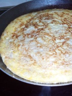 Una foto de tortilla de coliflor y queso