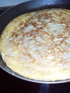 Una foto de tortilla de coliflor y queso