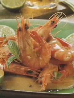 Una foto de Camarones con albahaca