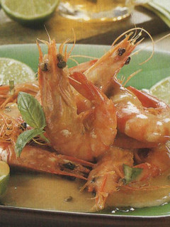 Una foto de Camarones con albahaca