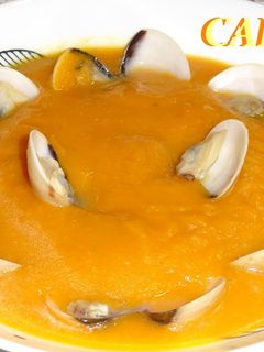 Una foto de Crema de calabaza con almejas