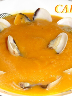 Una foto de Crema de calabaza con almejas