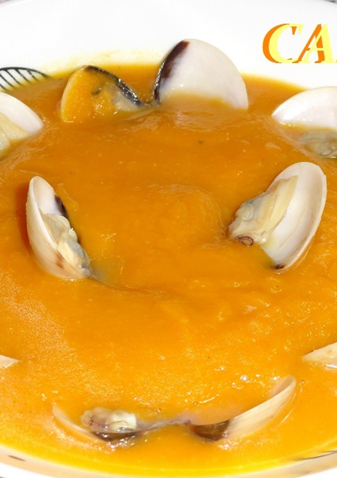 Una foto de Crema de calabaza con almejas