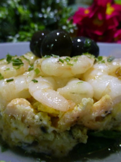 Una foto de Revuelto de salmón y gambas