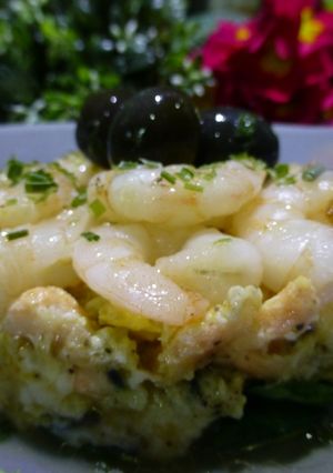 Una foto de Revuelto de salmón y gambas