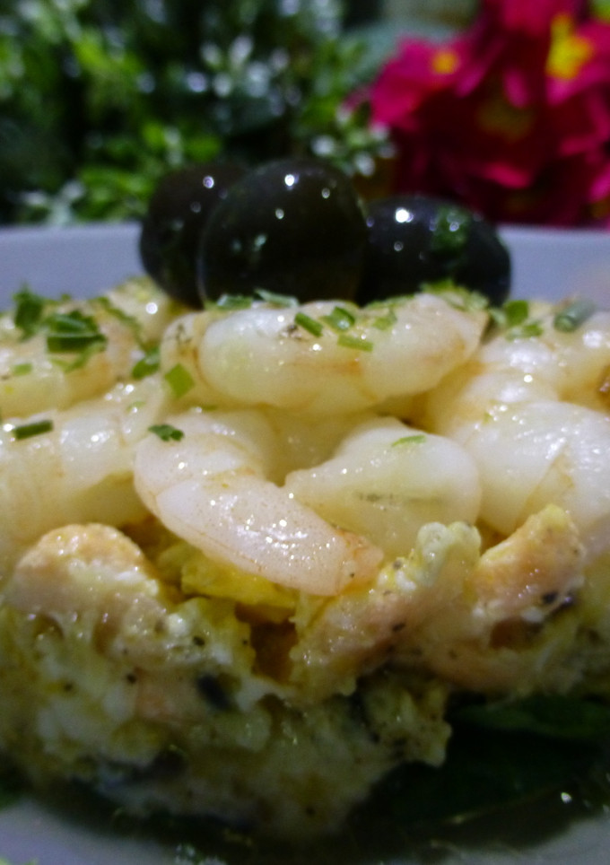 Una foto de Revuelto de salmón y gambas