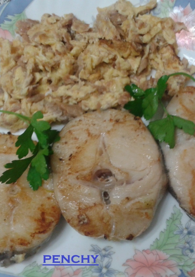 Una foto de Merluza a la plancha con revuelto de huevos y atún