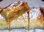 Una foto de strudel manzana