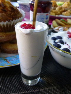 Una foto de Crema o espuma de yogur