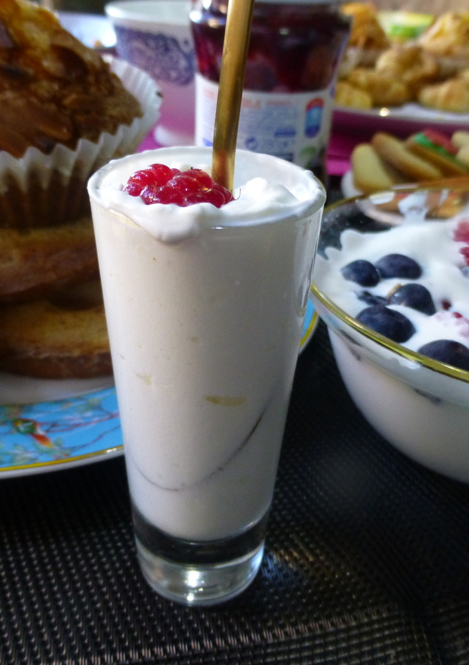 Una foto de Crema o espuma de yogur