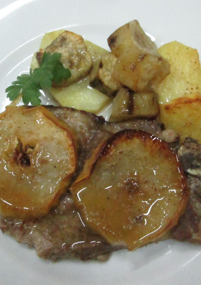 Una foto de Chuletas de cerdo con manzanas dulces