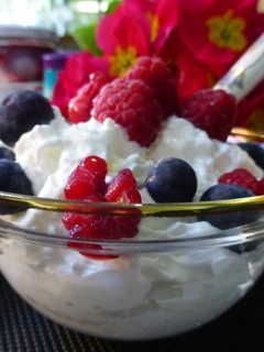 Una foto de Crema de yogur con frutas del bosque