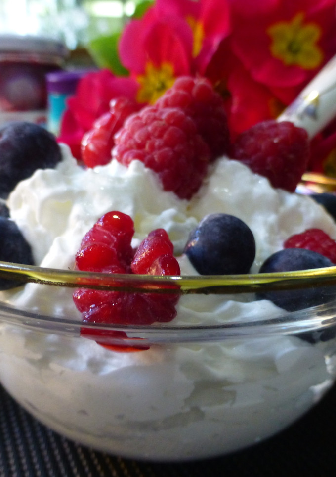Una foto de Crema de yogur con frutas del bosque