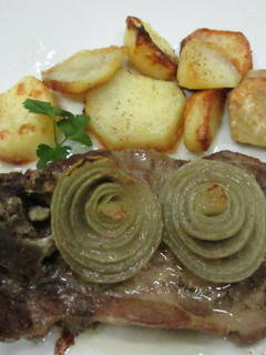 Una foto de Chuletas de cerdo con cebolla dulces