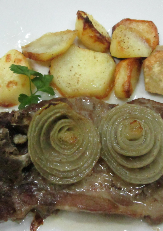 Una foto de Chuletas de cerdo con cebolla dulces