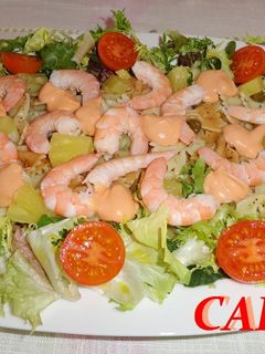 Una foto de Ensalada de lazos con langostinos