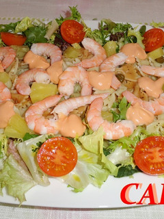 Una foto de Ensalada de lazos con langostinos