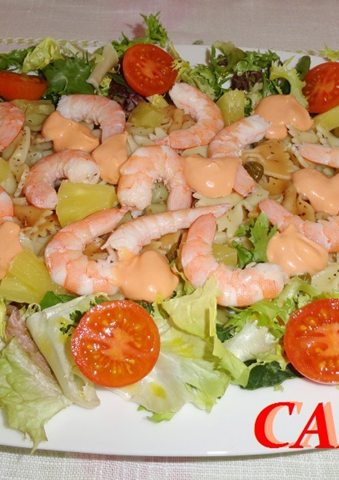 Una foto de Ensalada de lazos con langostinos