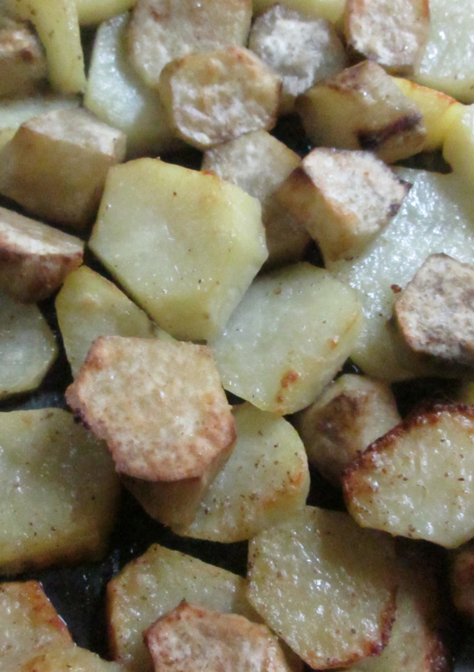 Una foto de Papas y batatas al ajo y pimienta
