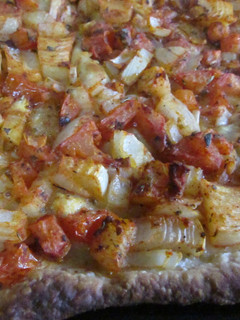 Una foto de Hojaldre con cebolla y tomate