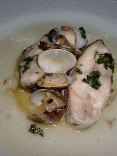 Una foto de Rodajas de dorada al horno con almejas