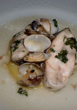 Una foto de Rodajas de dorada al horno con almejas