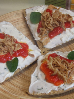 Una foto de Canapés de queso al cebollino, pimientos y crujiente de cebolla