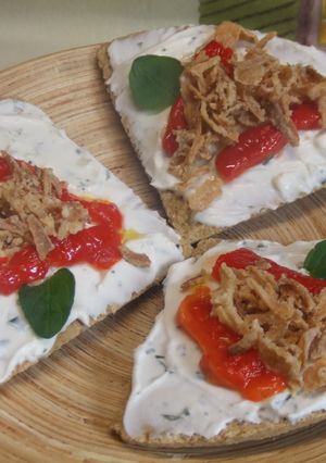 Una foto de Canapés de queso al cebollino, pimientos y crujiente de cebolla